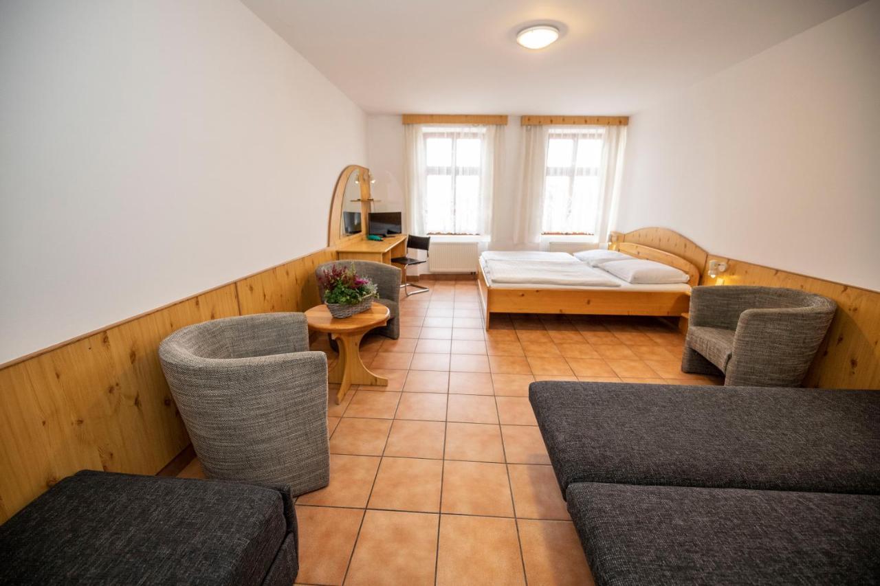Hotel Praha Броумов Екстер'єр фото