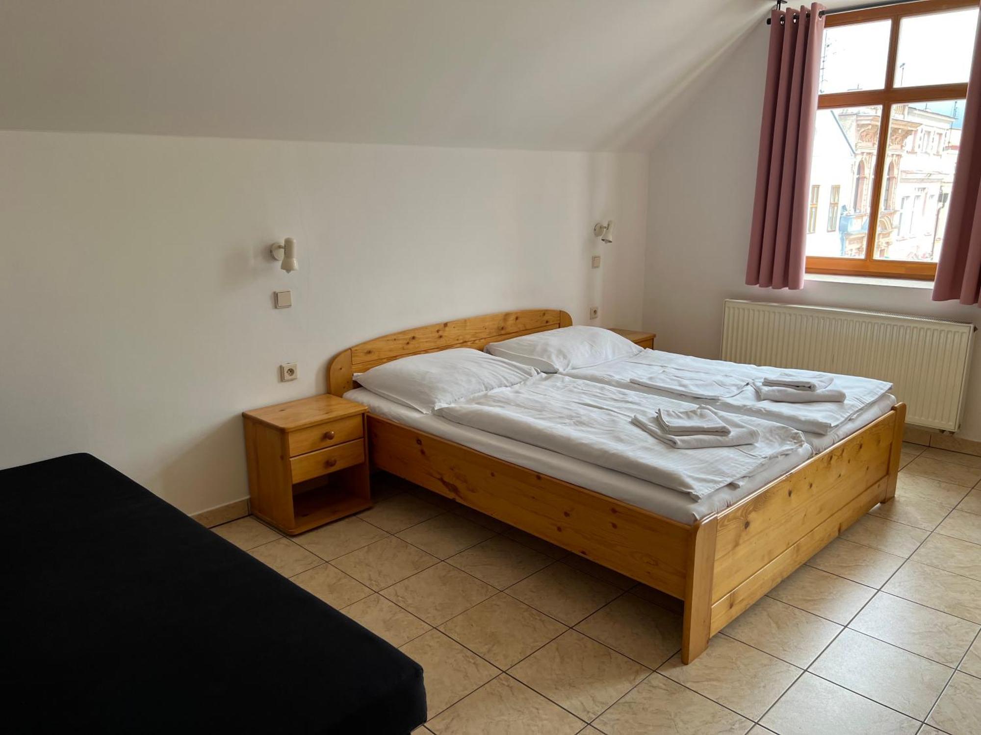 Hotel Praha Броумов Екстер'єр фото