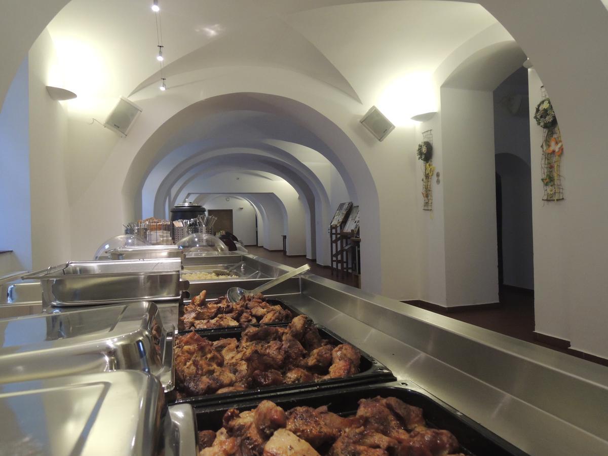 Hotel Praha Броумов Екстер'єр фото